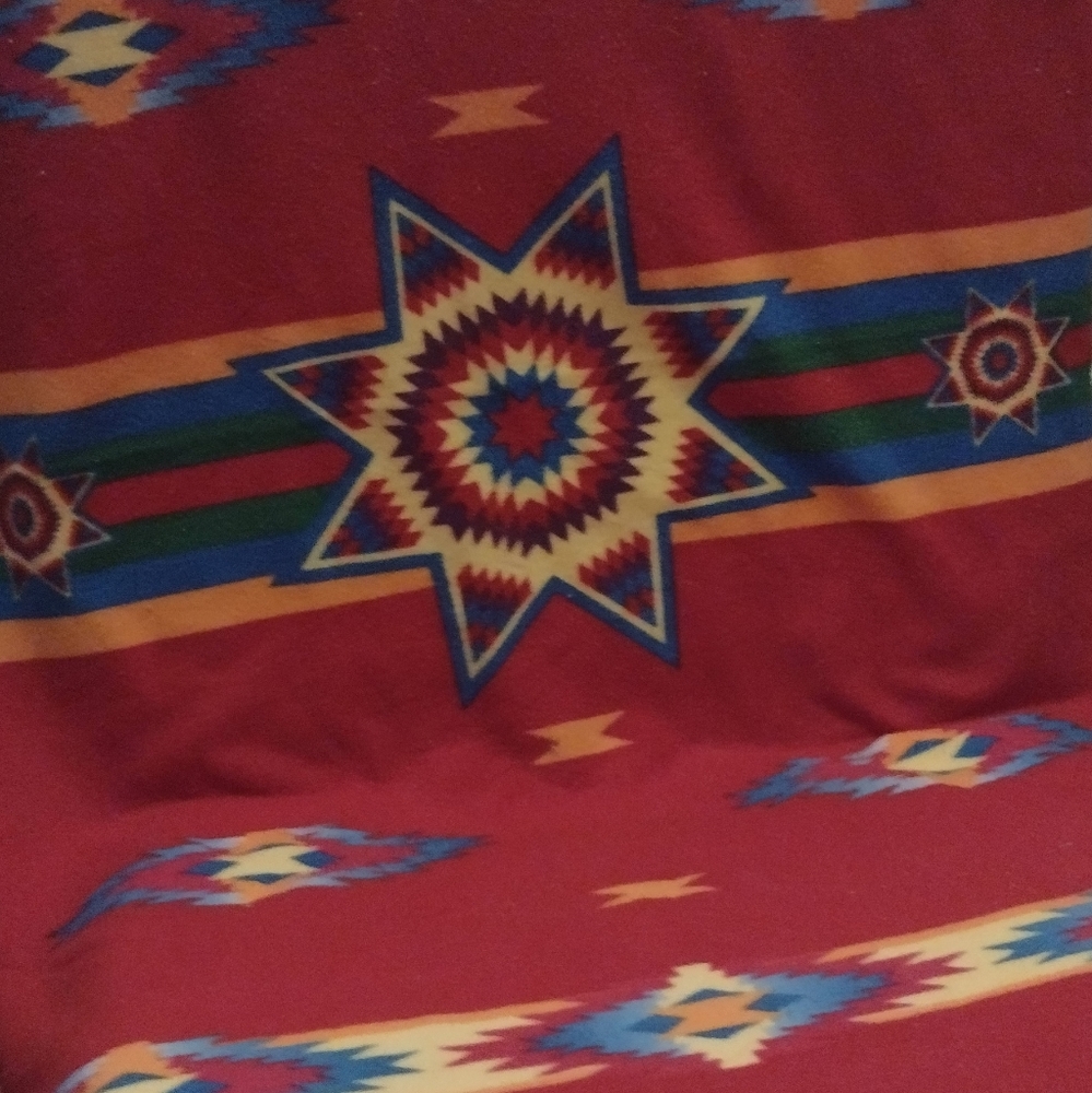 Polyester throw with design - Picture 8 of 8
